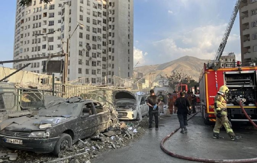 Bomberos inspeccionan las áreas afectadas. Foto: EFE