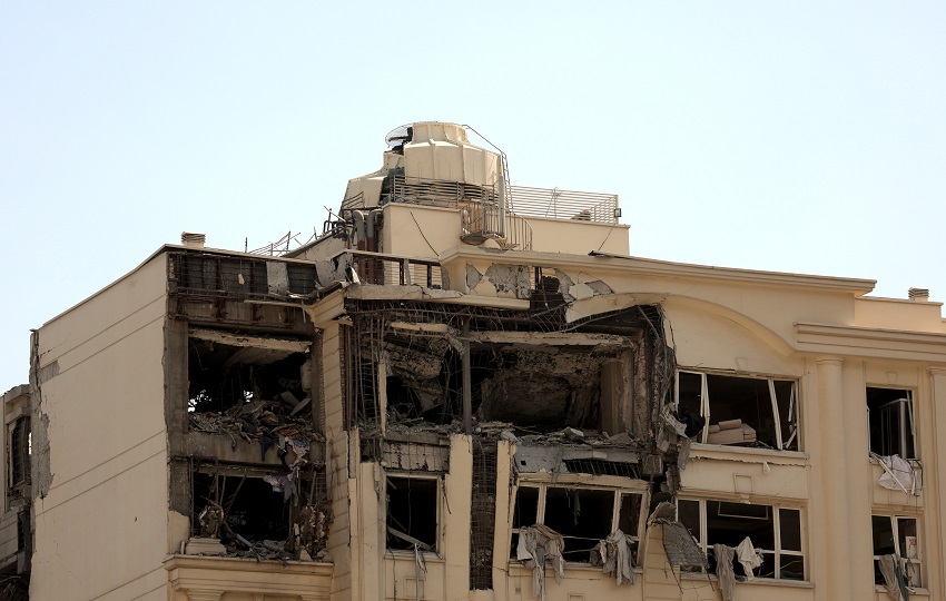 Edificio impactado por los ataques aéreos israelíes, al norte de Teherán, Irán. Foto: EFE