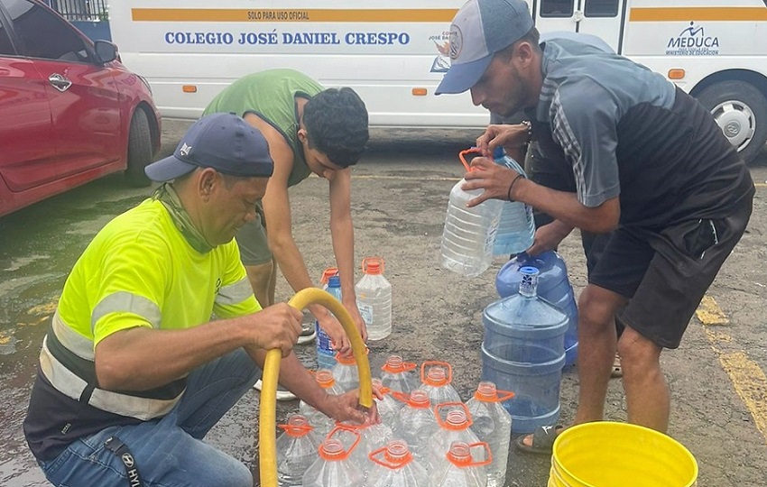 Mientras se mantiene la prohibición del uso del agua de los grifos para consumo, cocinar o lavar alimentos. Foto: Thays Domínguez 