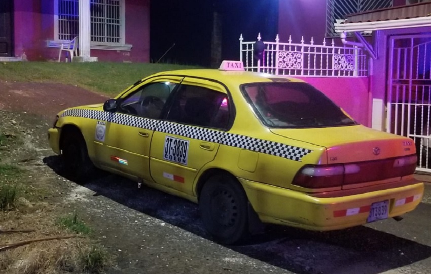 El taxi fue encontrado posteriormente en la comunidad de Villa del Caribe en el corregimiento de Cristóbal Este. Foto: Diómedes Sánchez S. El taxi fue encontrado posteriormente en la comunidad de Villa del Caribe en el corregimiento de Cristóbal Este. Foto: Diómedes Sánchez S.