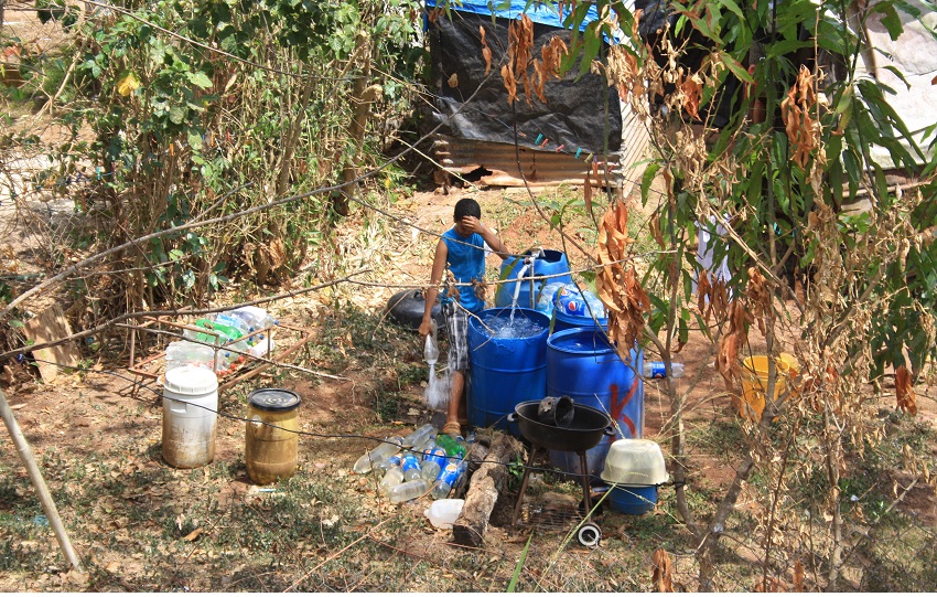 Las muestras de agua son tomadas en diversos puntos de comunidades y escuelas que se abastecen de acueductos rurales. Foto. Eric Montenegro