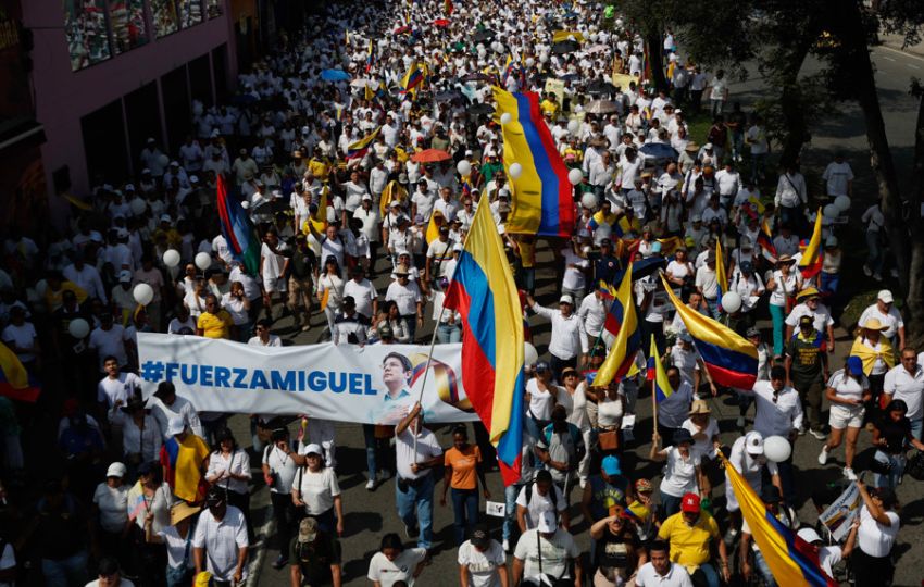 Personas se manifiestan con carteles y banderas durante la