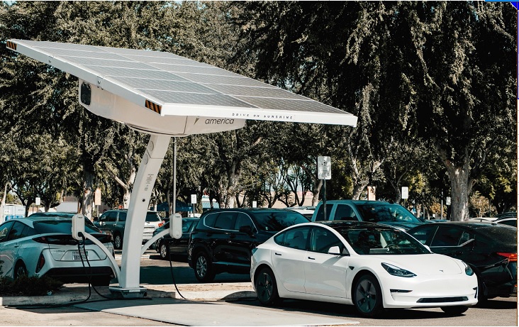  Las energías renovables, como la fotovoltaica, es la apuesta en el sector eléctrico para ayudar al ambiente y generar precios accesibles. Foto ilustrativa