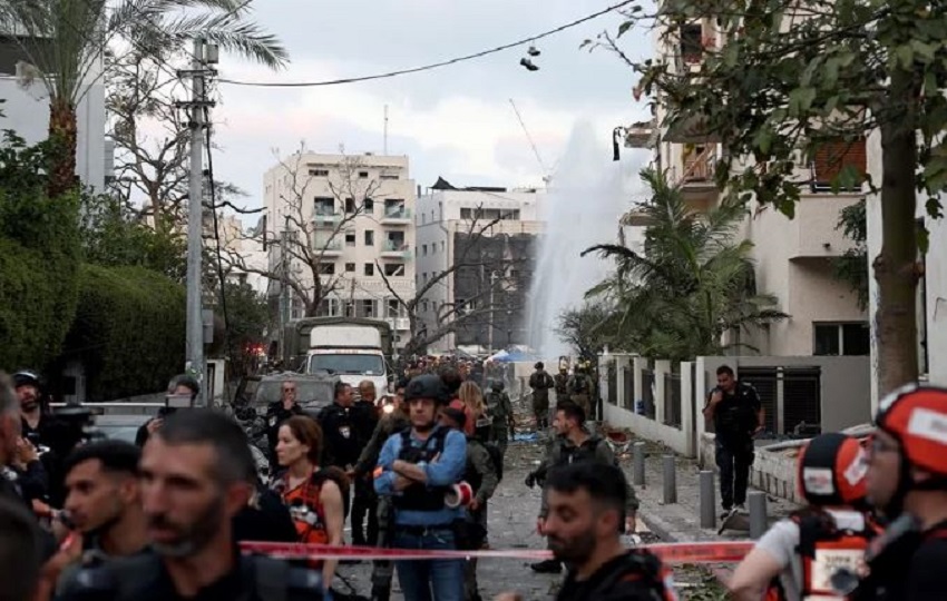 Equipos de emergencia y civiles en las inmediaciones de la zona de Tel Aviv atacada con misiles iraníes. Foto: EFE
