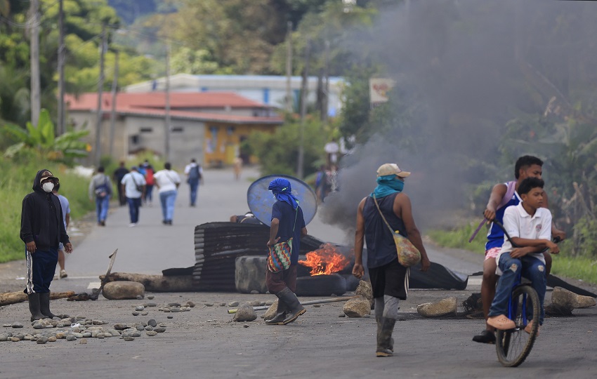 Manifestantes vuelven a cerrar las vías en Bocas del Toro. Foto: EFE