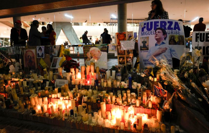 Altar en honor al senador y precandidato presidencial colombiano Miguel Uribe Turbay. Foto: EFE Altar en honor al senador y precandidato presidencial colombiano Miguel Uribe Turbay. Foto: EFE
