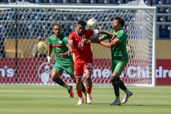 Aníbal Godoy, de Panamá (cent.) disputa el balón ante jugadores de Guadalupe. Foto: FPF