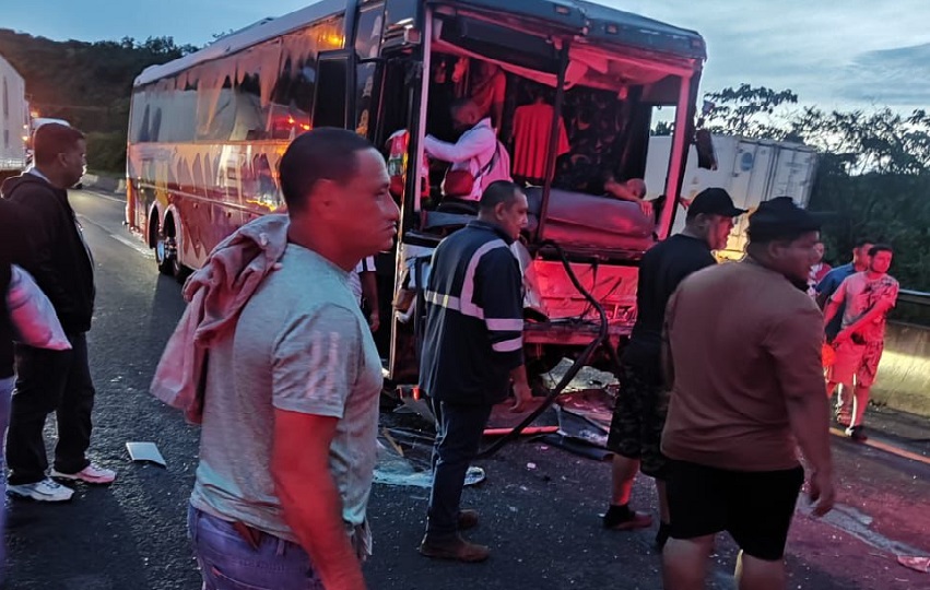Los pasajeros que sufrieron lesiones fueron trasladados en otro autobús rumbo a Chiriquí. Foto. Melquíades Vásquez