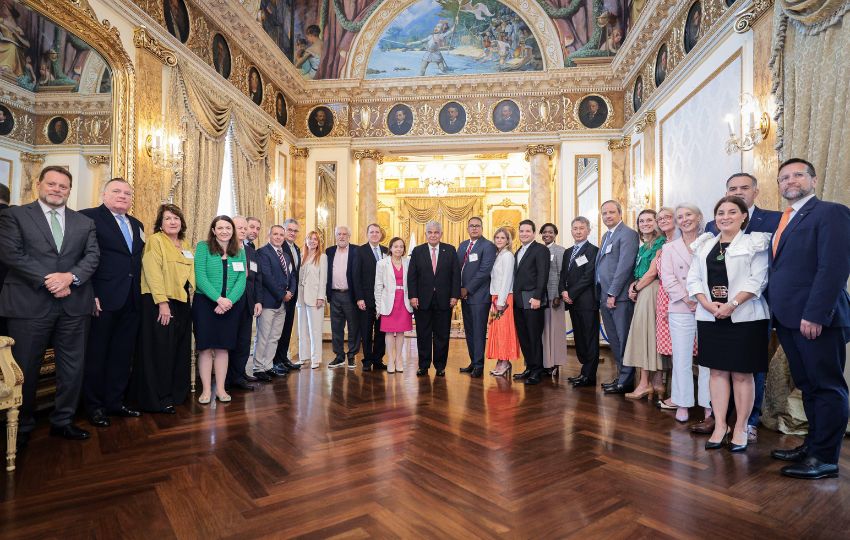 El presidente José Raúl Mulino junto a los 24 representantes. Foto: Cortesía