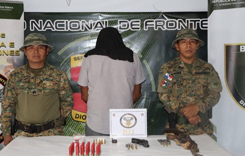 Durante el operativo, se logró la incautación de armas de fuego, municiones, y la aprehensión del ciudadano colombiano. Foto. Senafront