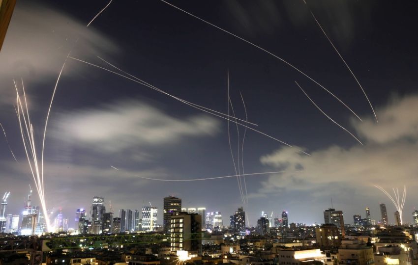 Vista del sistema de defensa israelí la Cúpula de Hierro interceptando misiles iraníes que caen sobre Tel Aviv, Israel. Foto: EFE