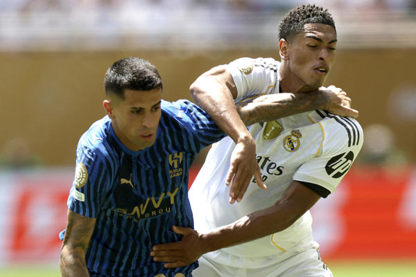 Jude Bellingham de Real Madrid (der.) forcejea con João Cancelo de Al Hilal en su partido del Mundial de Clubes en Miami. Foto: EFE