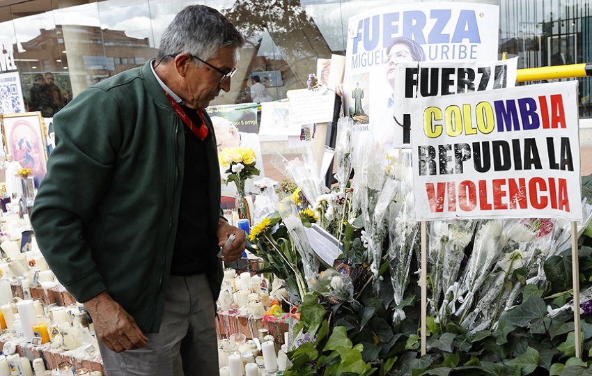 Un hombre observa un altar por la salud del senador Miguel Uribe Turbay frente a la Clínica Fundación Santa Fe de Bogotá (Colombia). EFE/ Mauricio Dueñas Castañeda