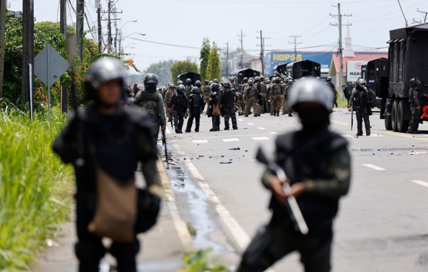Fuerzas Armadas vigilan una zona en la ciudad de Changuinola. Foto: EFE