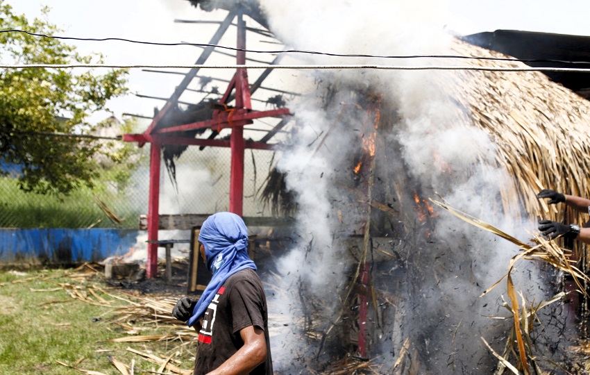 Incendios provocados por los manifestantes. Foto: EFE