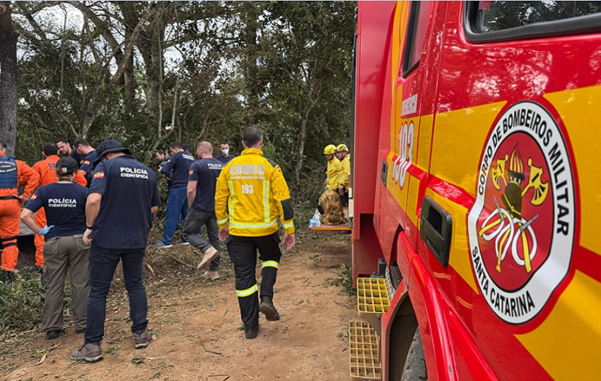 Bomberos e integrantes de la Policía Científica este sábado. Foto: EFE