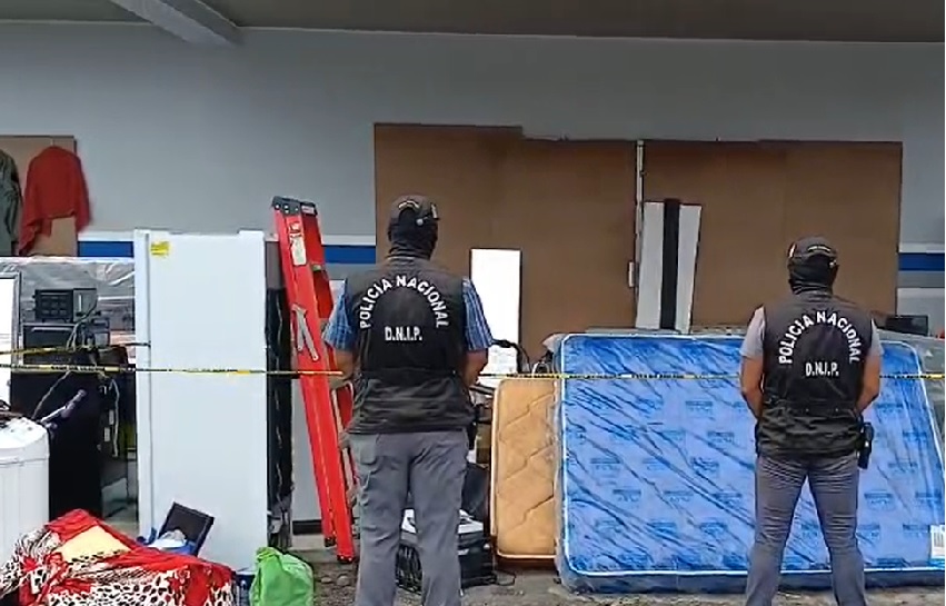 Unidades de la policía custodian parte de la mercancía recuperada. Foto: Cortesía Minseg