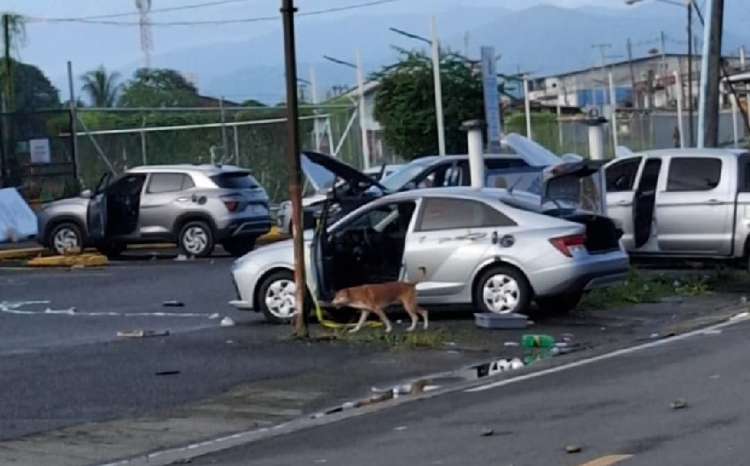 Carros vandalizados, luego de la anarquía vivida la noche del jueves en Changuinola. Foto: Cortesía