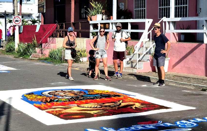 Este espectáculo multicolor y profundamente simbólico atrae cada vez a más visitantes nacionales e internacionales, generando un impacto positivo en el sector turístico local. Foto. Thays Domínguez