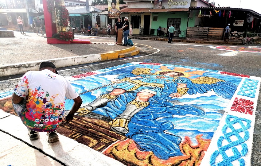 Estas obras de arte efímero no solo son una muestra de creatividad y devoción, sino que también vinculan a Panamá con una tradición común en América Latina, compartida por países como Honduras, El Salvador, Nicaragua, México y Colombia. Foto. Thays Domínguez