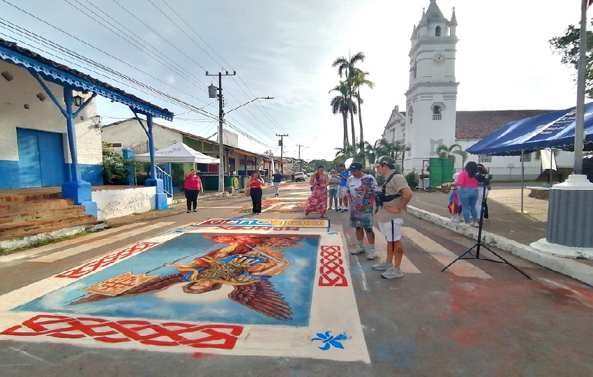 El Corpus Christi, una festividad que rinde homenaje a la presencia real de Jesucristo en la Eucaristía y que se convierte, en Azuero, en una expresión vibrante de identidad cultural, arte efímero y religiosidad popular. Foto. Thays Domínguez