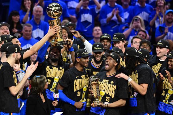 Jugadores del Oklahoma City Thunder festejan con el trofeo. Foto:EFE