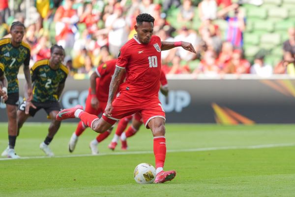 Ismael Díaz anota su tercer gol ante Jamaica por la vía penal. Foto: FPF