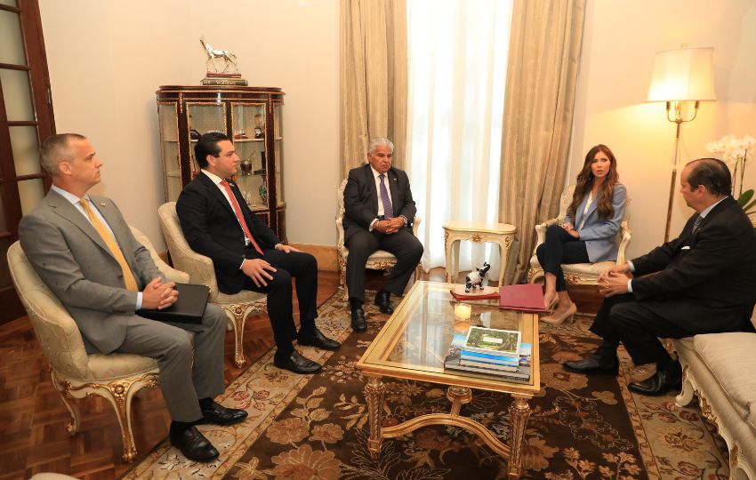 Las autoridades se reunieron en el Palacio de las Garzas. Foto: Cortesía