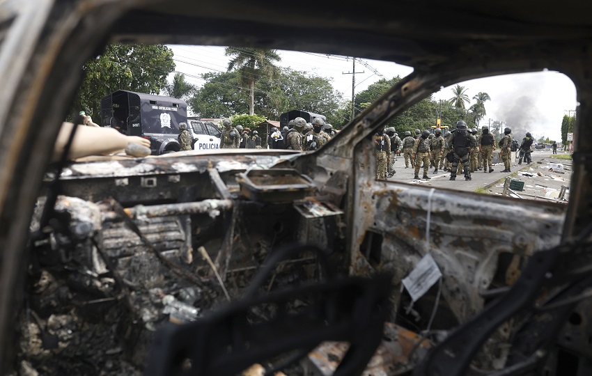 Estamentos de seguridad continúan con la apertura de vías. Foto: EFE