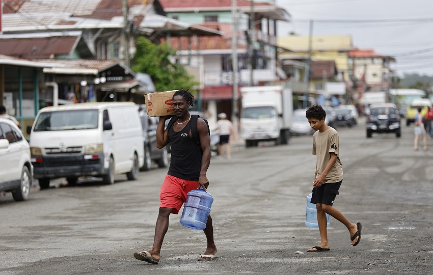 Residentes de Isla Colón, Bocas del Toro, se abastecen.  Foto: EFE