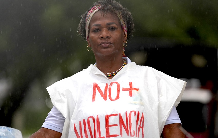 Una mujer participando en una marcha en contra del conflicto armado y la violencia en Buenaventura (Colombia). EFE/Archivo