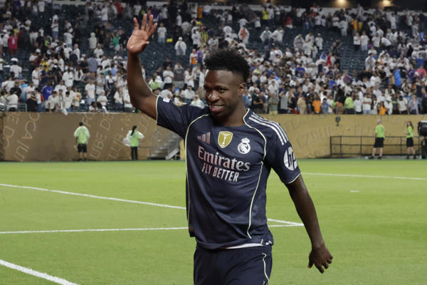  Vinicius Jr. del Real Madrid saluda a los aficionados, luego del triunfo del equipo español. Foto: EFE