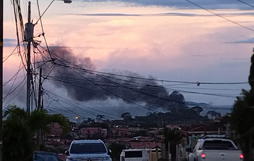 Densa columna de humo negro. Foto: Eric Montenegro