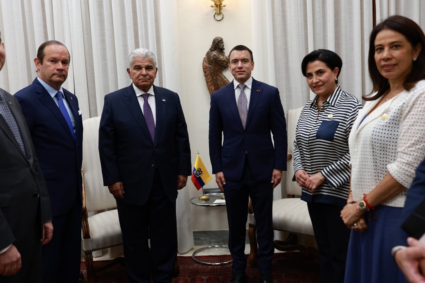 Equipos de ambos países, liderados por Mulino y Noboa (al centro). Foto: Cortesía Presidencia Ecuador