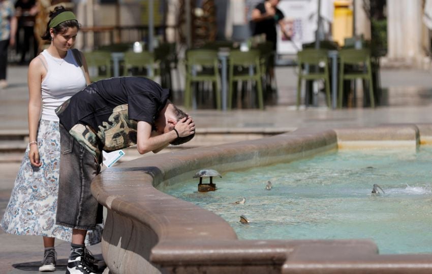 Una persona se refresca en una fuente del centro de la ciudad de Valencia. Foto: EFE