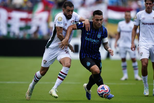Juan Freytes del Fluminense (izq.) disputa el balón ante Lautaro Martinez del Inter. Foto: EFE 