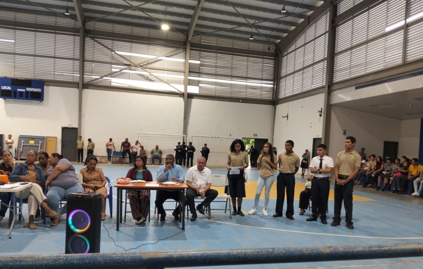 Los alumnos insistieron ante los funcionarios del Meduca que, si bien reconocen el derecho de los docentes a protestar, como estudiantes también tienen derecho a la educación. Foto. Eric Montenegro