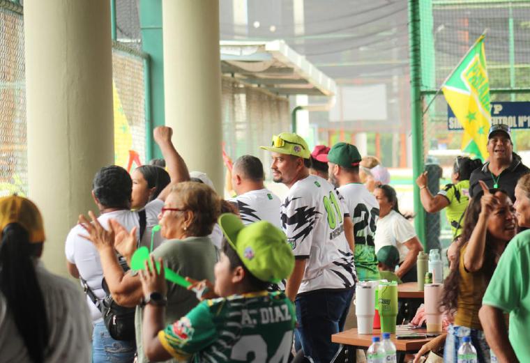 La fanaticada del Oeste estuvo presente. Foto: Fedebeis La fanaticada del Oeste estuvo presente. Foto: Fedebeis