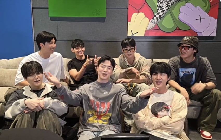 Jin, RM, V, Jimin, J-Hope, Jungkook y Suga. Foto: Captura del 'live' de Weverse