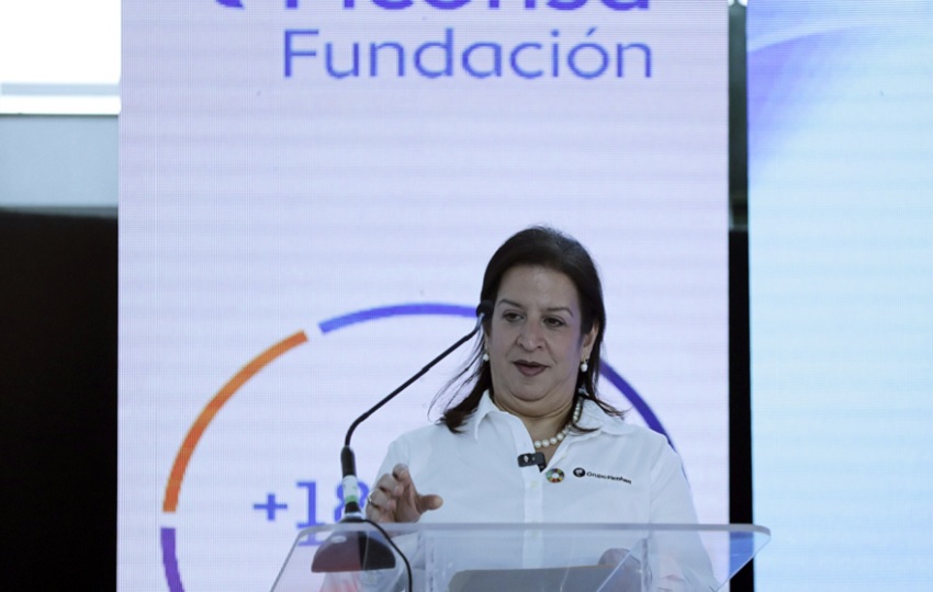 La vicepresidenta de Sostenibilidad del Grupo Ficohsa, Karla Simón, habla durante el evento Memoria de Sostenibilidad del grupo Ficohsa este martes, en Tegucigalpa (Honduras). EFE