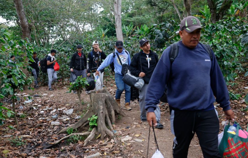 Migrantes retornando en el paso migratorio de Las Manos (Honduras). Foto: EFE