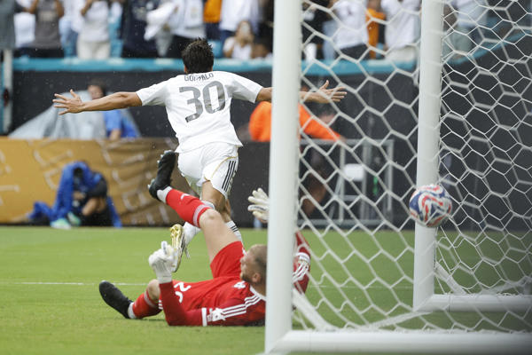  Gonzalo García de Real Madrid celebra tras anotar un gol este martes, en un partido del Mundial de Clubes entre Real Madrid y Juventus . Foto:EFE