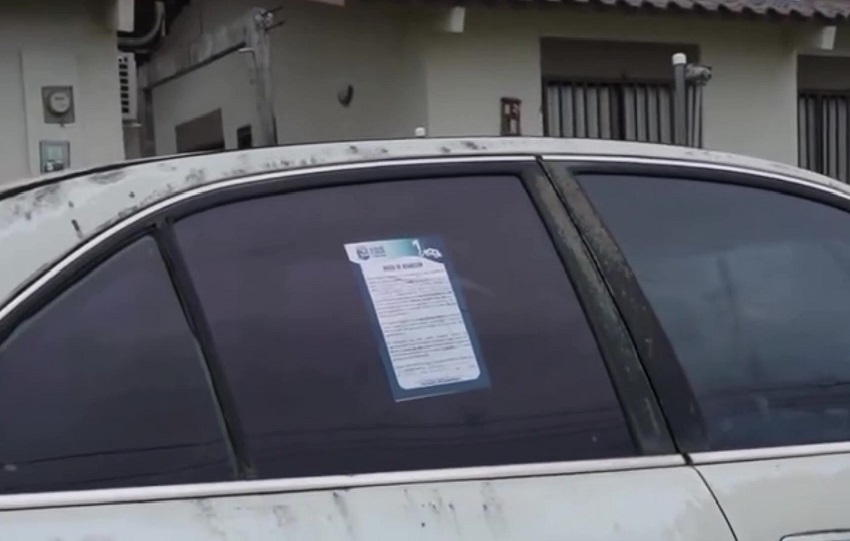 Estos vehículos inservibles se han convertido en criaderos de mosquitos y otras alimañas, han advertido los funcionarios municipales. Foto. Eric Montenegro