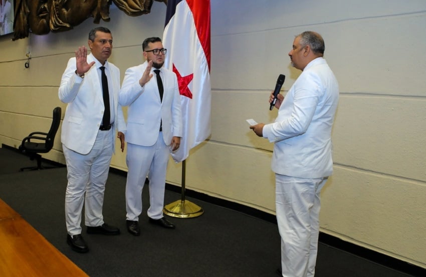 Herrera juramenta a sus vicepresidentes Eliécer Castrellón y Eduardo Vásquez. Foto: Cortesía