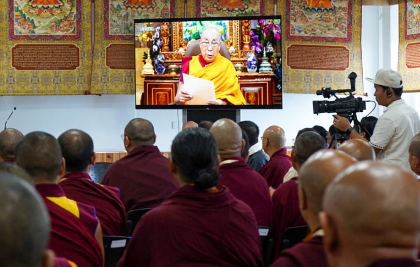 El dalái lama lee una declaración por videoconferencia ante la cúpula del budismo tibetano. Foto: EFE