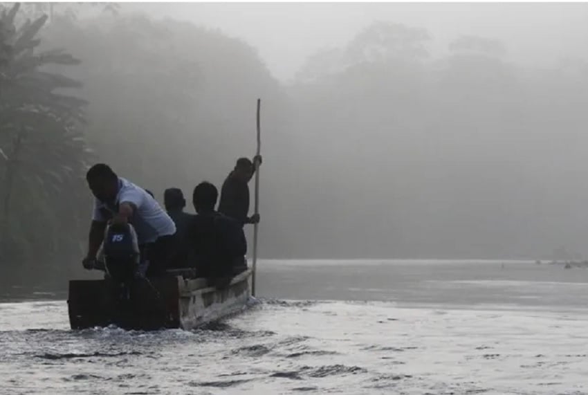 Fotografía de personas a bordo de una canoa en Bajo Chiquito (Panamá). Foto: EFE/ Moncho Torres