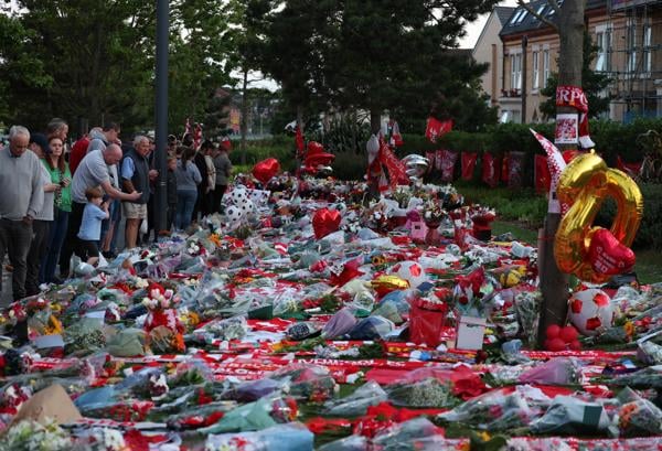 La gente rinde homenaje al futbolista Diogo Jota en Anfield, la casa del Liverpool FC en Liverpool, Gran Bretaña. Foto: EFE