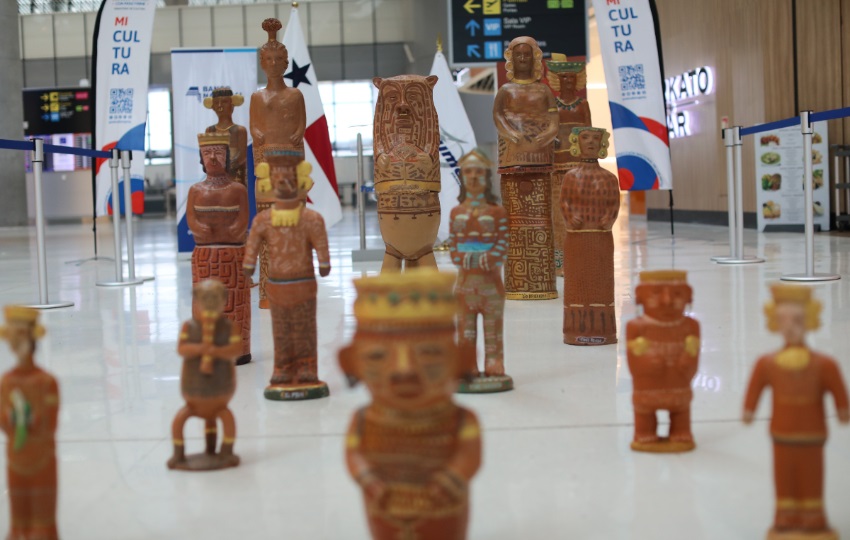 Las estatuas de arcilla están dispuestas en el Aeropuerto Internacional de Tocumen. Foto: MiCultura