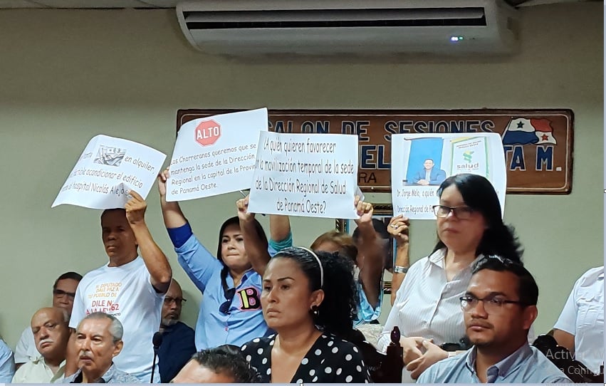 La decisión del funcionario se dio al final de una reunión sostenida con miembros de la sociedad civil y concejales que cuestionan el traslado de las oficinas del Minsa. Foto. Eric Montenegro