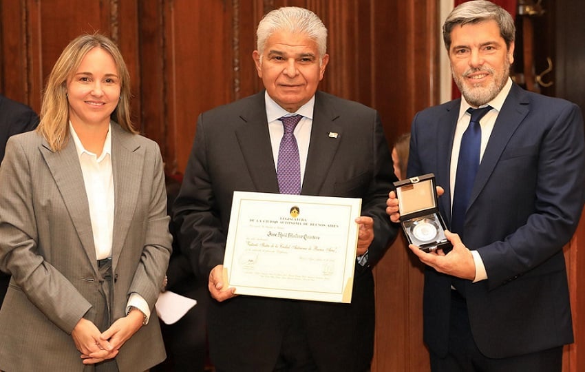 El presidente durante la entrega de la distinción. Foto: Presidencia El presidente durante la entrega de la distinción. Foto: Presidencia